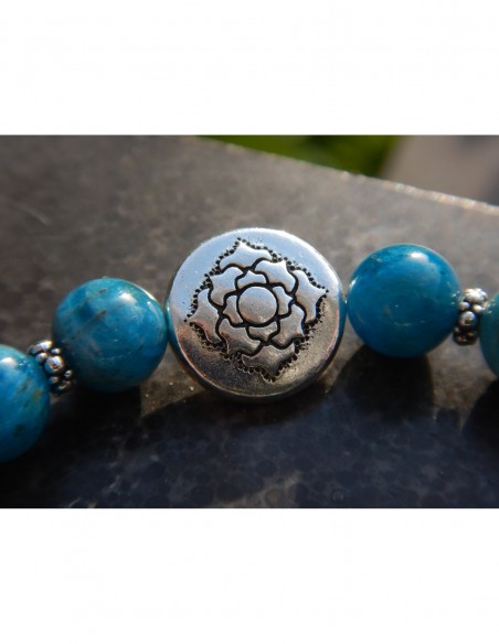 Bracelet en apatite, perles bleues 8 mm, perle mandala et médaille fleur de lotus en métal argenté