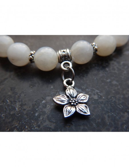 Bracelet pierre de lune perles de 8 mm et sa médaille fleur de jasmin