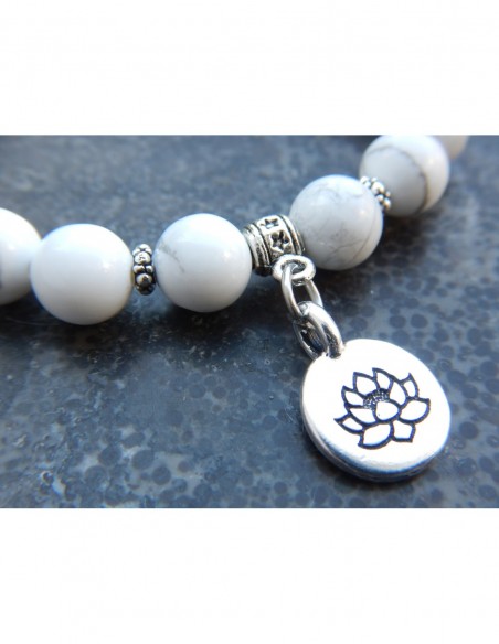 Bracelet en howlite, perles 8 mm et sa fleur de lotus