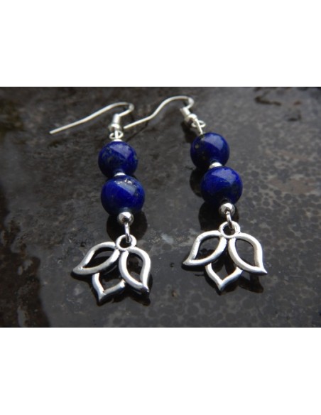 Paire de boucles d'oreilles en pierres naturelles de lapis lazuli et ses médailles fleur de lotus argentées